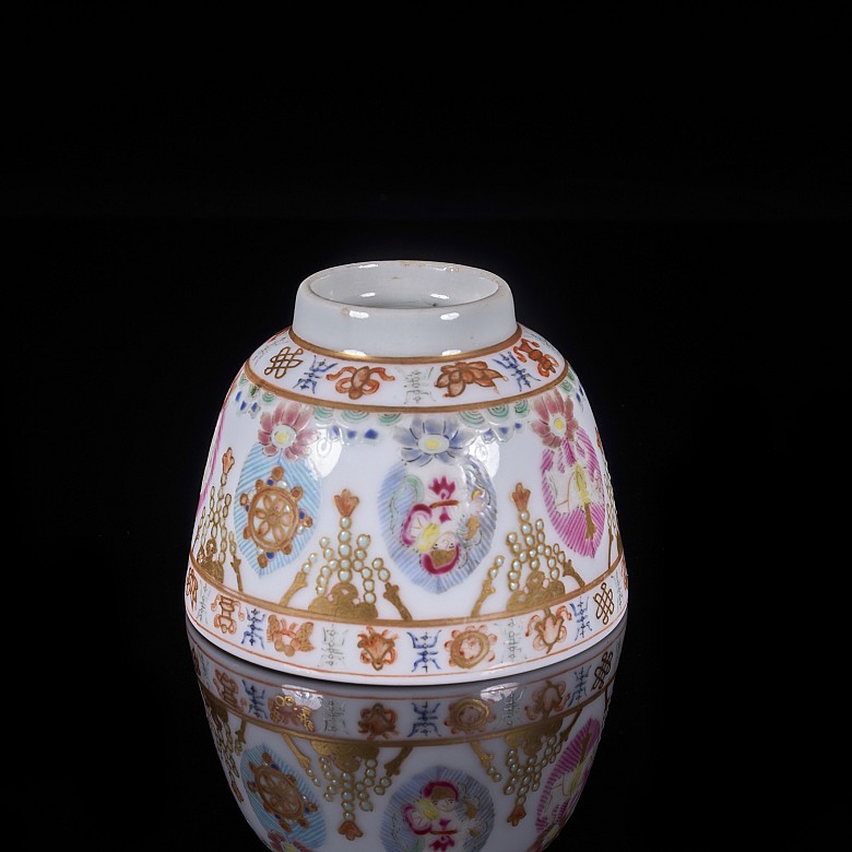 Taza de porcelana familia rosa esmaltada, dinastía Qing