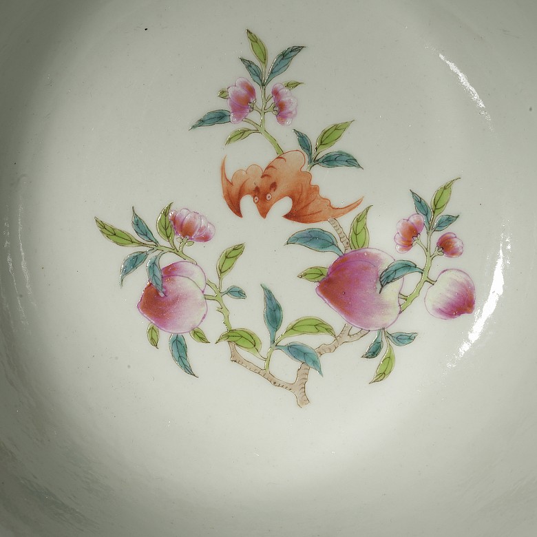 Polychrome porcelain bowl ‘Scenes’, Qing dynasty