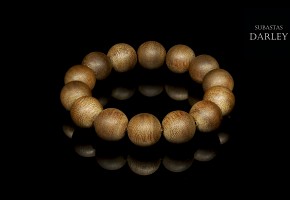 Wooden bracelet with 14 beads.