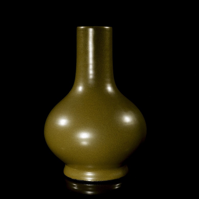 Porcelain vase with tea glaze, with Xuantong mark