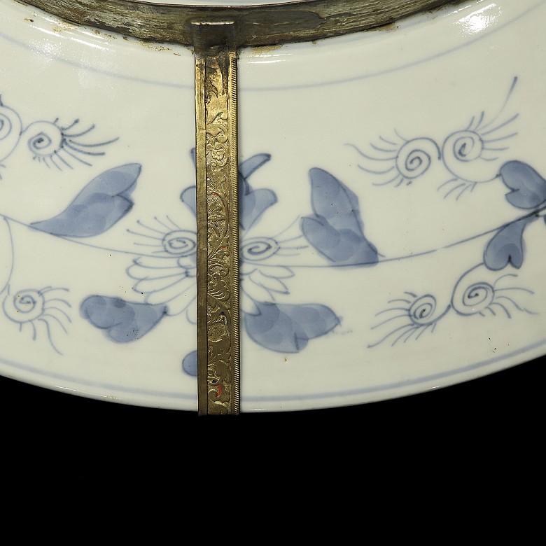 Japanese Imari porcelain dish, late 19th century