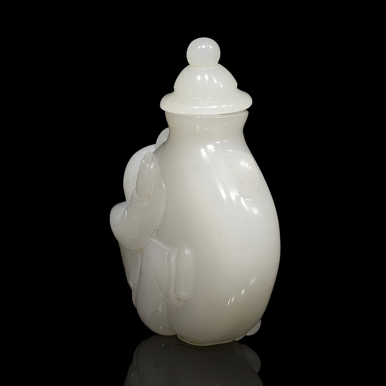 White jade snuff bottle, Qing dynasty, 19th Century