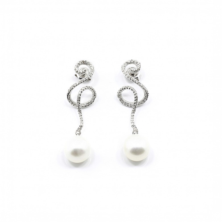 Earrings in 18 k white gold, diamonds and white pearls.