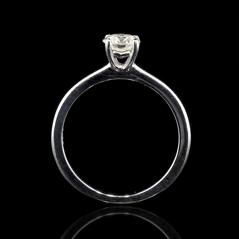 Solitario de oro blanco 18 k con diamante talla brillante 0'60 ct.