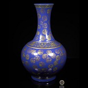 Glazed porcelain vase with blue background, Qing dynasty, with Guangxu seal