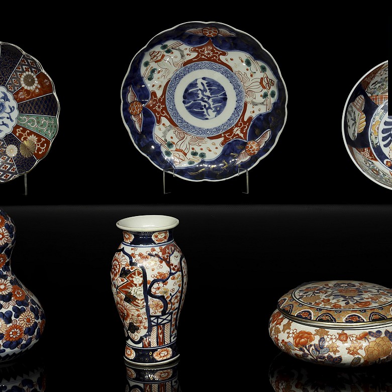 Group of Japanese Imari porcelain