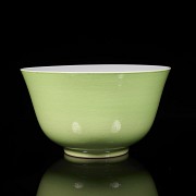 Lime-green glazed porcelain bowl, Qing dynasty, with Guangxu seal