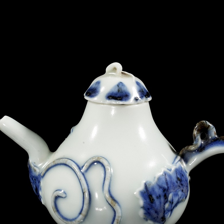 Blue-and-white porcelain ‘Hulu’ teapot, Ming dynasty