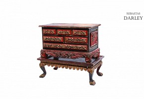 Jewelry box on pedestal, in polychrome wood, Peranakan, 20th century