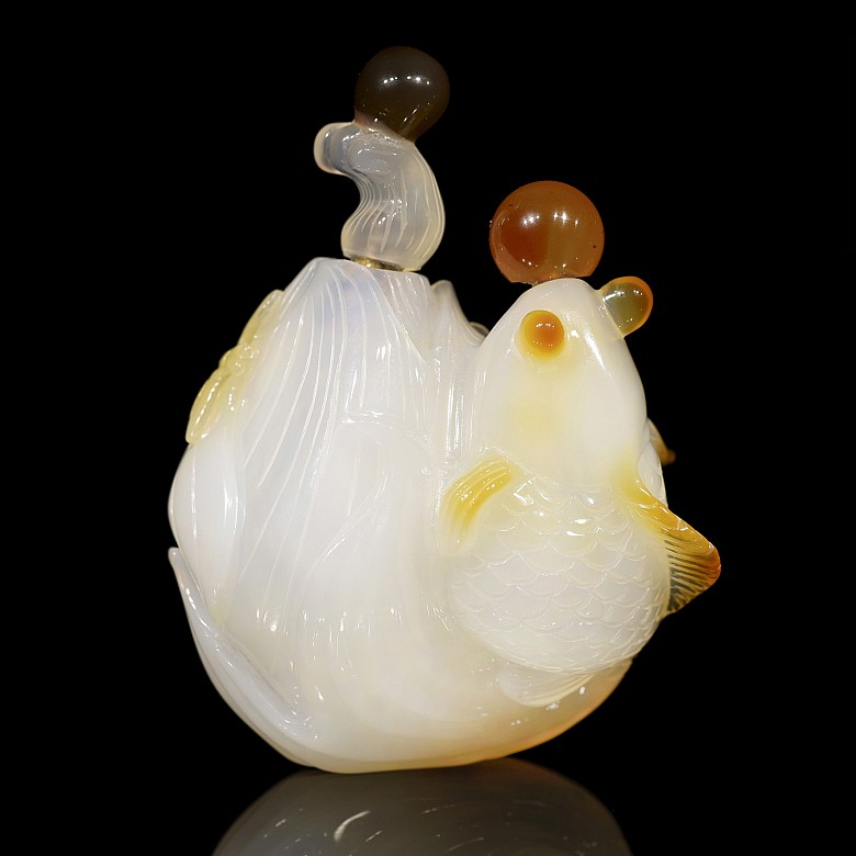 Agate snuff bottle 'Fish', Qing dynasty, Qianlong