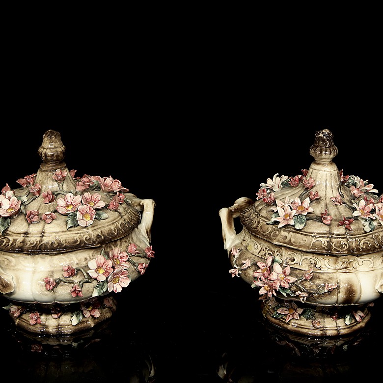 Capodimonte porcelain ‘Pair of soup tureens’, 20th century