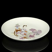 Porcelain enamel dish, pink family ‘Lady with children’, Yongzheng