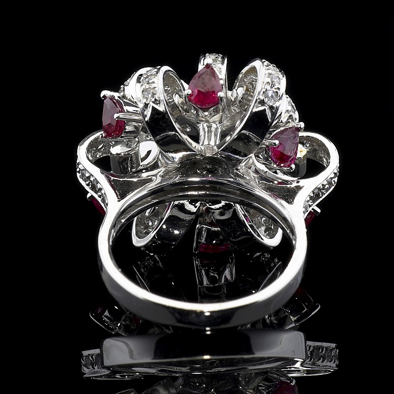 Ring in 18k white gold, diamonds and rubies