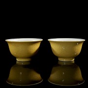 Pareja de tazas de porcelana vidriada en amarillo, dinastía Qing