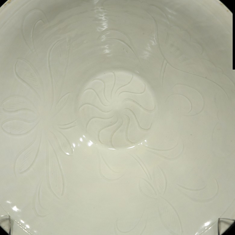 Porcelain bowl with incised decoration, 20th century