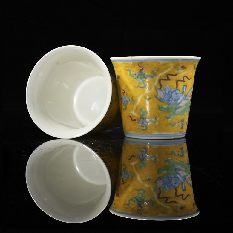 Pair of enamelled porcelain ‘Dragons’ cups, Qing dynasty