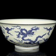 Cuenco de porcelana con dragones, dinastía Qing