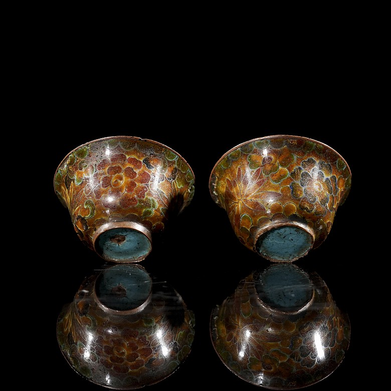 Pair of cloisonné floral-patterned cups, Qing Dynasty