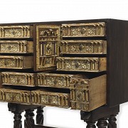 Castilian chest of drawers with bone marquetry