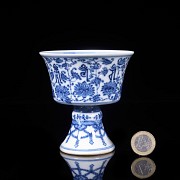 Copa de porcelana esmaltada azul y blanco, dinastía Qing