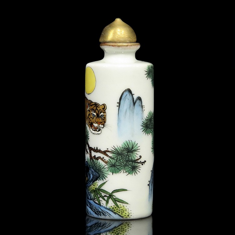 Enameled porcelain snuff bottle, with Yongzheng mark