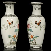 Pair of vases 