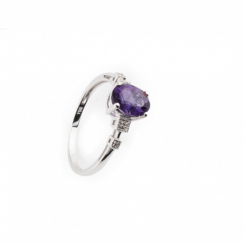 18k white gold ring with amethyst and diamonds.