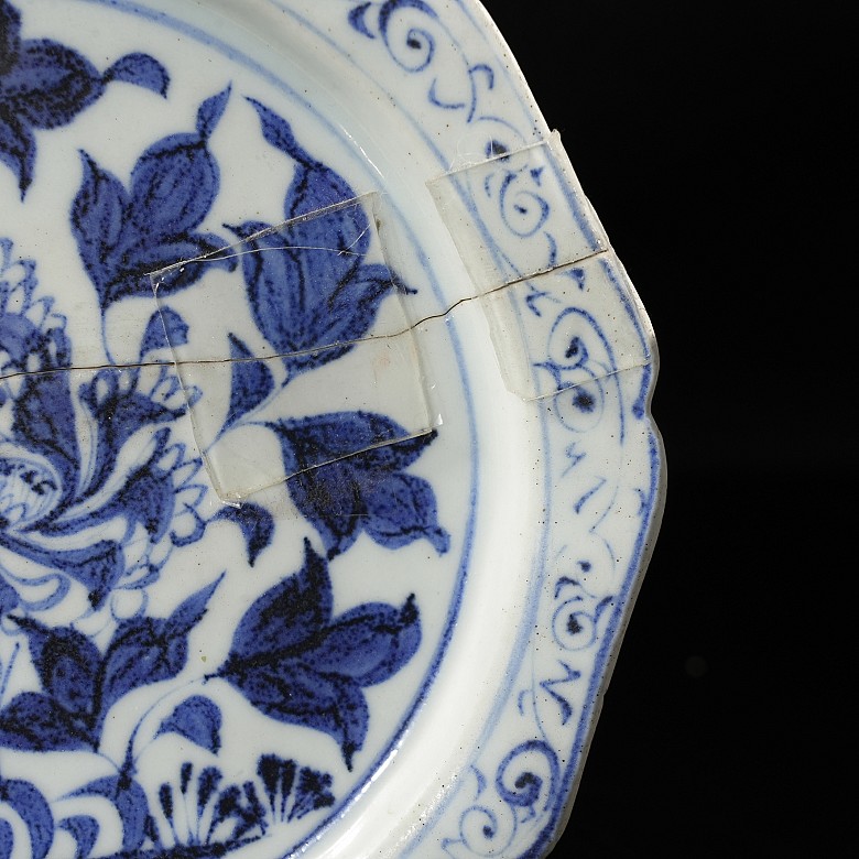 Blue-and-white glazed porcelain ‘Lotus’ dish, Yuan dynasty