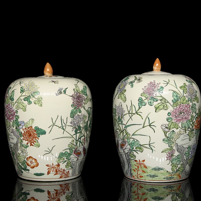 Pair of ‘Chrysanthemums and birds’ tibor, 20th century