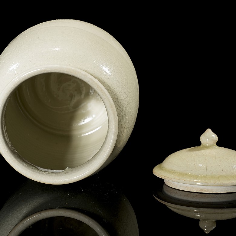 Recipiente con tapa de ceramica vidriada, dinastía Tang