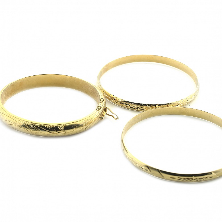 Lot of three bracelets in 18k yellow gold