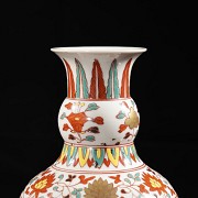 Porcelain vase pink family ‘Chickens and Chickens’, Qing dynasty