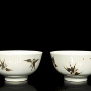 Pair of enamelled porcelain bowls ‘Swallows’, with Tongzhi mark - 3