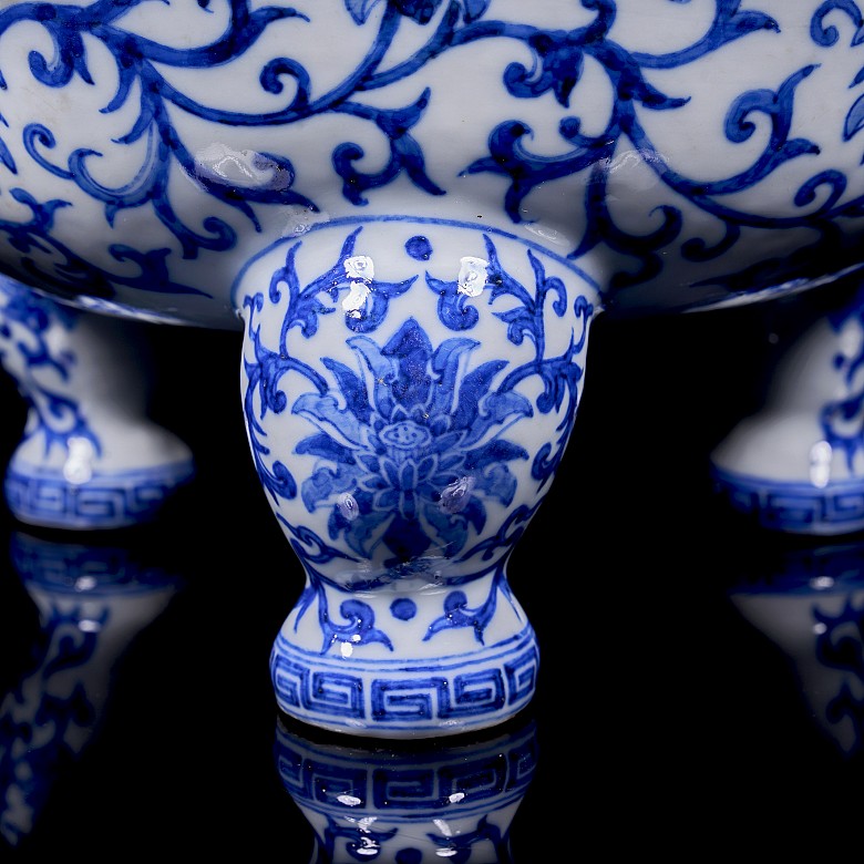 Incensario de cerámica vidriada azul y blanco, dinastía Qing