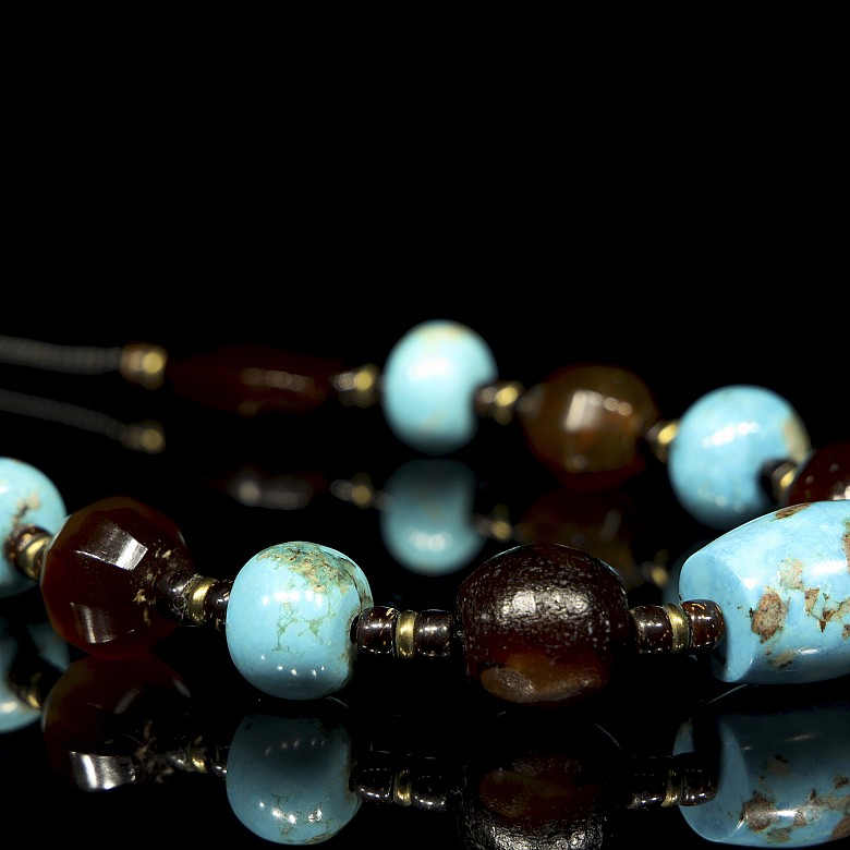 Turquoise and agate necklace, Liao-Jin culture