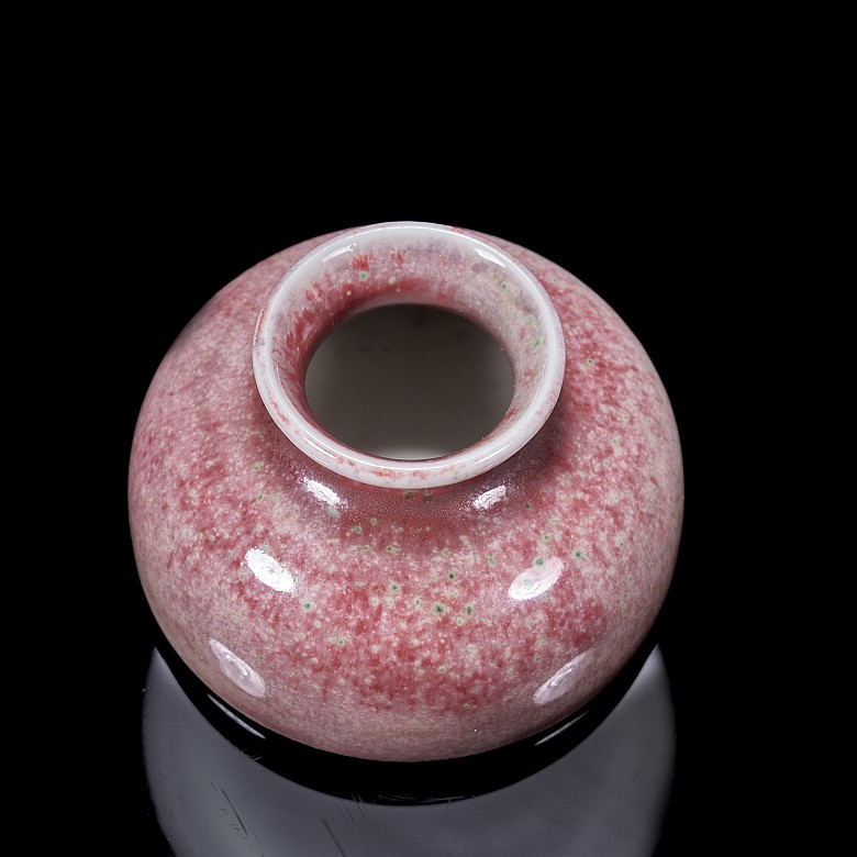 Porcelain water vessel with peach-skin glaze, Qing dynasty