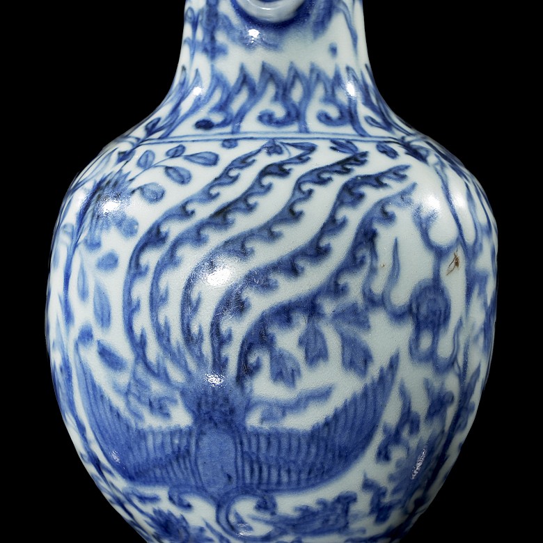 Blue and white porcelain vase ‘Phoenix and dragon’, with Ming seal