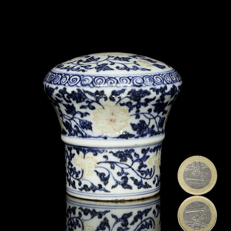 Objeto de porcelana vidriada azul y rojo, dinastía Qing