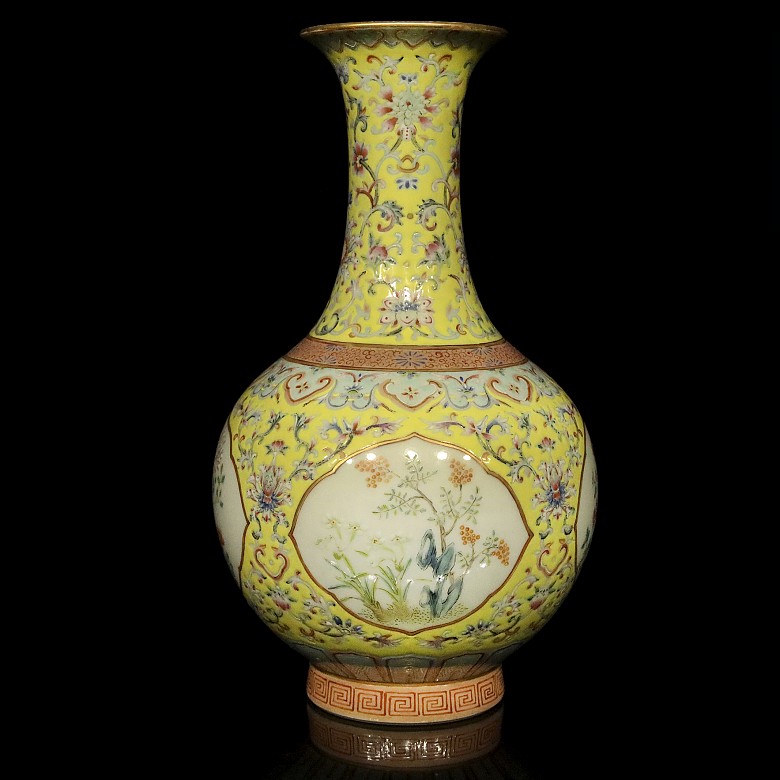 Jarrón de porcelana con fondo amarillo, con marca Qianlong