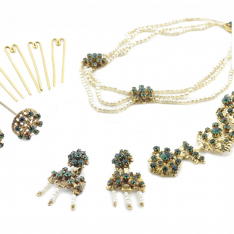 Fallera's adornments in gold metal and green stones