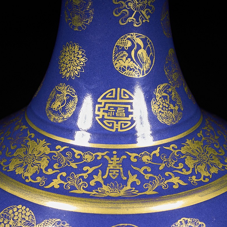 Glazed porcelain vase with blue background, Qing dynasty, with Guangxu seal