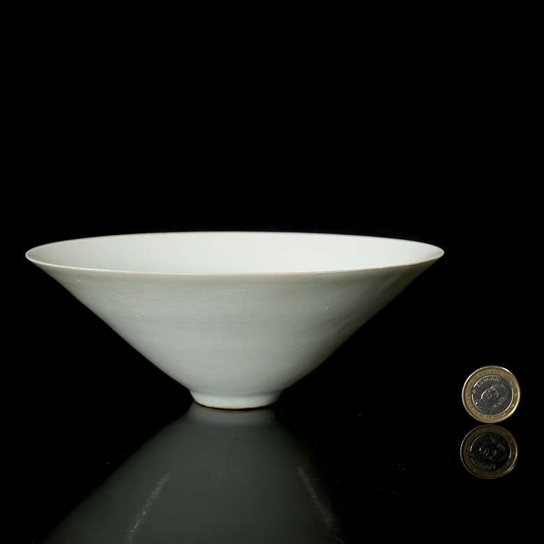 Celadon glazed ceramic bowl ‘Lotuses’, Song style