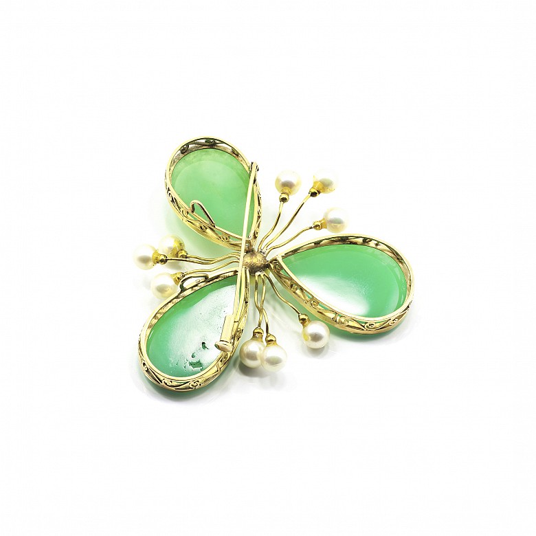 Broche de oro amarillo 18k con tres piedras verdes y 10 perlas