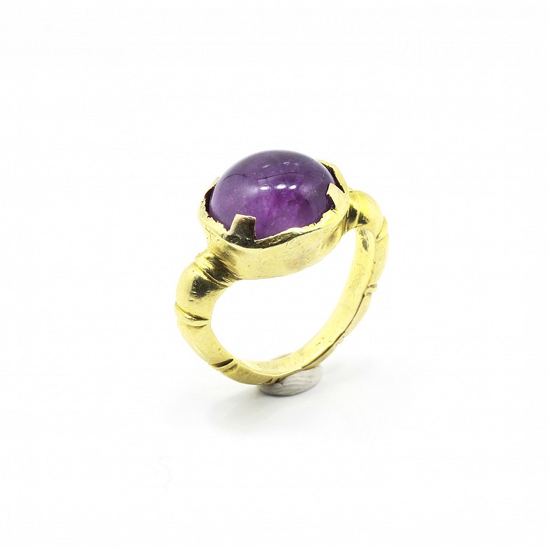 Amethyst cap ring in 20k yellow gold.