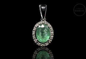 Pendant with emerald and diamonds in white gold