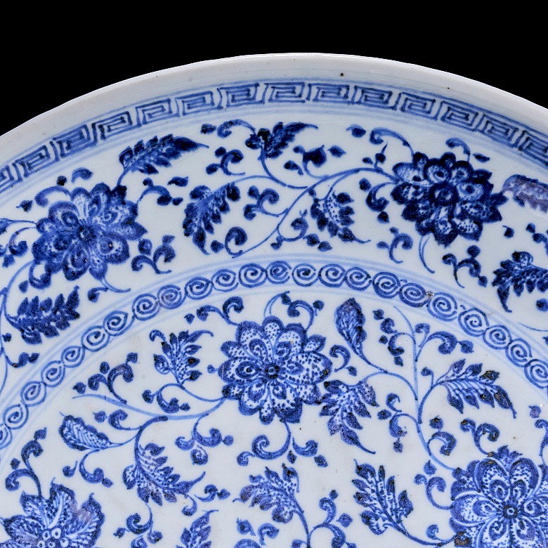 Large blue-and-white glazed ware ‘Flowers’ dish, Qing dynasty