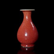 Jarrón de porcelana esmaltada en rojo, dinastía Qing