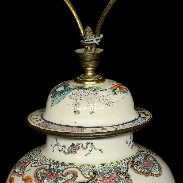 Tibor de porcelana con lámpara, dinastía Qing