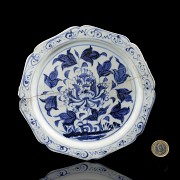 Plato de porcelana vidriada azul y blanco 