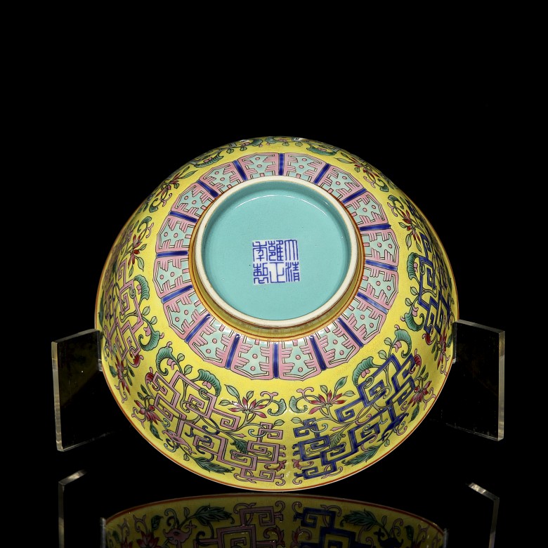 Porcelain enamelled bowl with yellow background, with Yongzheng seal